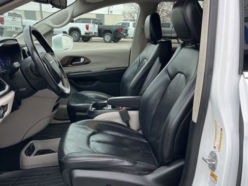 Used 2018 Chrysler Pacifica Touring-L w/ Premium Audio Group FWD image 29