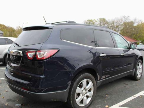 Used 2017 Chevrolet Traverse LT w/ Style and Technology Package image 5