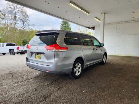 Used 2011 Toyota Sienna image 3