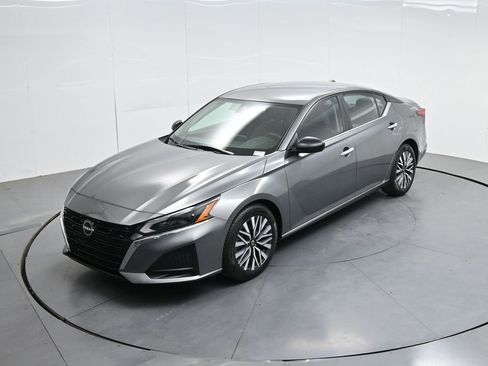 Used 2024 Nissan Altima 2.5 SV FWD image 40