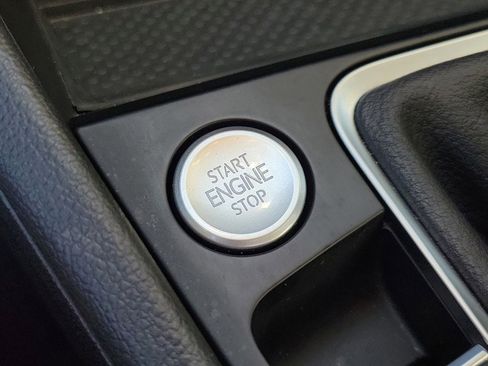 Used 2025 Volkswagen Jetta SE image 29