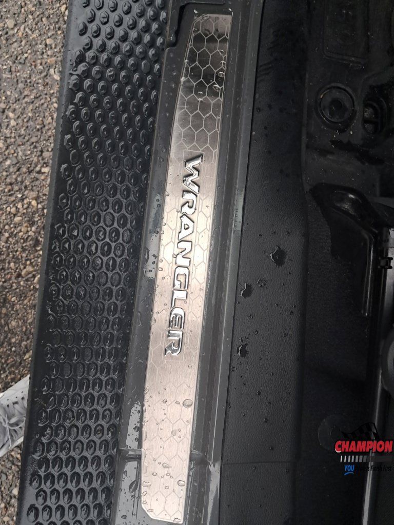 Used 2020 Jeep Wrangler Unlimited Sahara AWD/4WD image 31