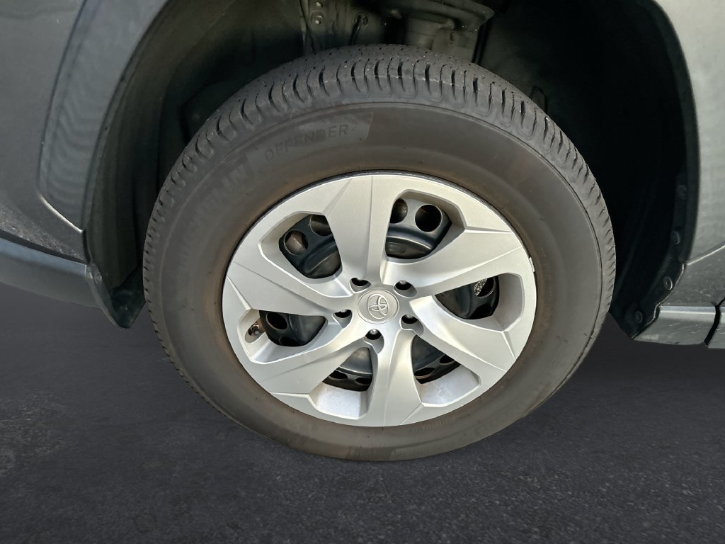 Used 2021 Toyota RAV4 LE FWD image 10