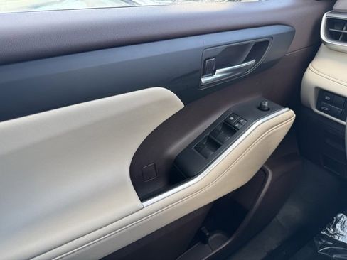 Certified 2022 Toyota Highlander XLE image 36
