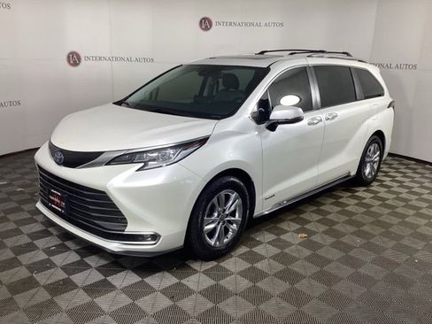 Used 2021 Toyota Sienna Limited image 1