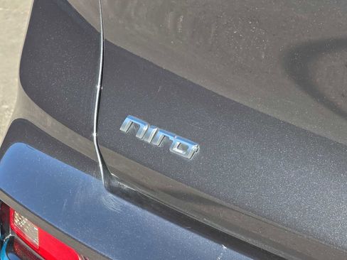 Used 2022 Kia Niro EX image 11