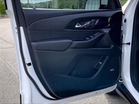 Used 2023 Chevrolet Traverse RS w/ LPO, Floor Liner Package AWD/4WD image 9