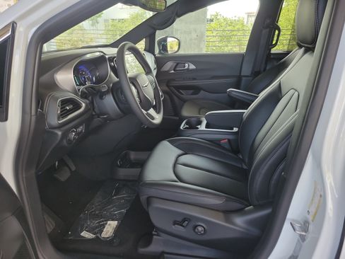 New 2026 Chrysler Pacifica Select FWD image 17