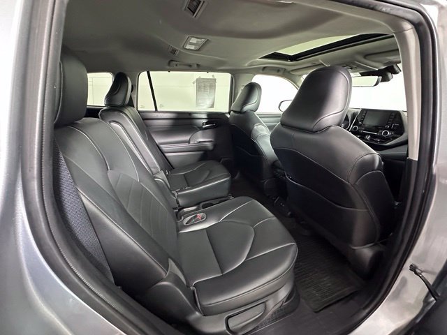 Used 2021 Toyota Highlander XLE AWD/4WD image 28