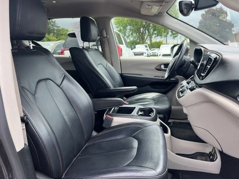 Used 2018 Chrysler Pacifica Touring-L Plus FWD image 10