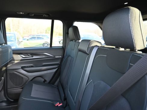 New 2026 Jeep Grand Cherokee Laredo image 18