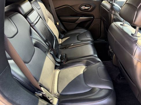 Used 2019 Jeep Cherokee Limited w/ Luxury Group AWD/4WD image 30