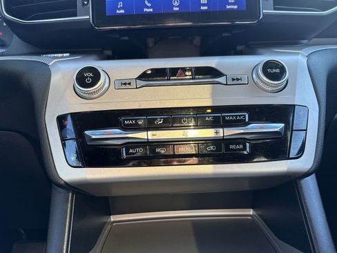 Used 2023 Ford Explorer XLT w/ Equipment Group 202A AWD/4WD image 19