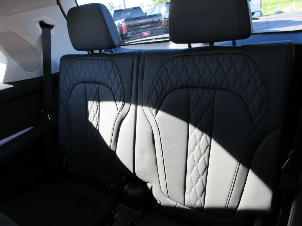 Used 2024 BMW X7 xDrive40i w/ Premium Package AWD/4WD image 21