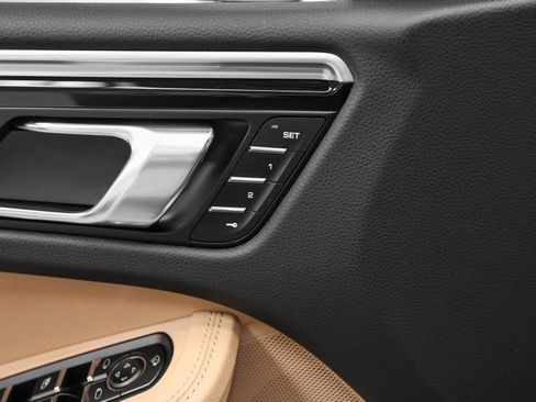 Certified 2023 Porsche Macan AWD/4WD image 25