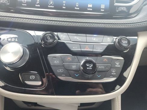 Used 2022 Chrysler Pacifica Limited image 9