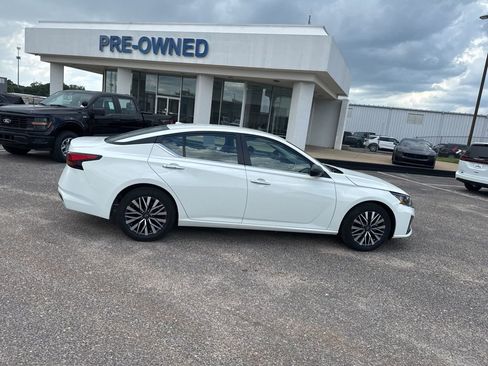 Used 2025 Nissan Altima 2.5 SV FWD image 21