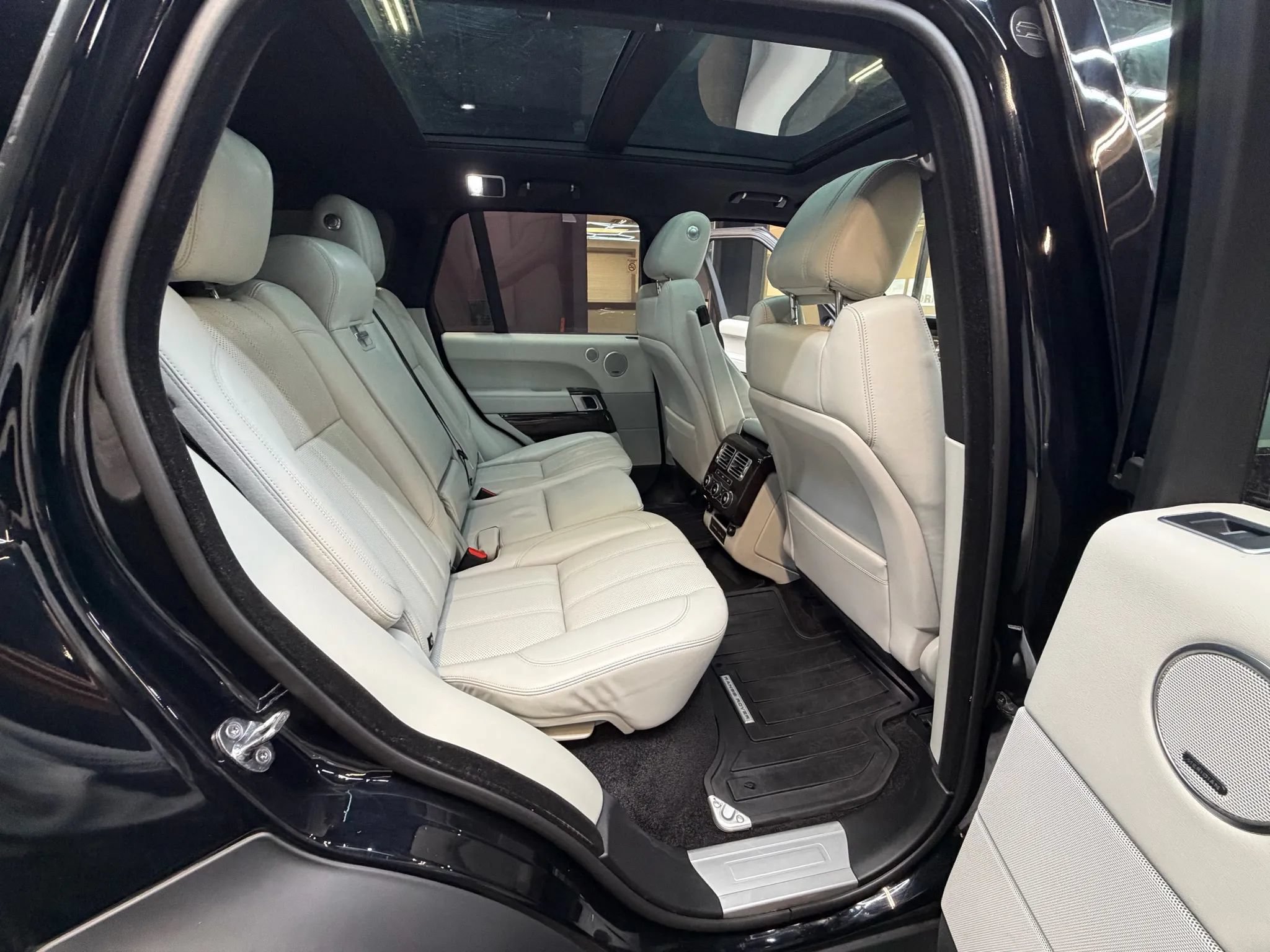 Used 2017 Land Rover Range Rover HSE AWD/4WD image 37