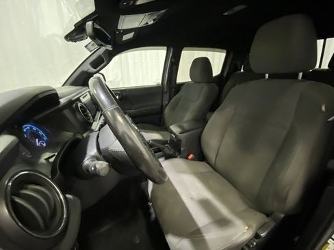 Used 2018 Toyota Tacoma TRD Sport w/ Technology Package image 11