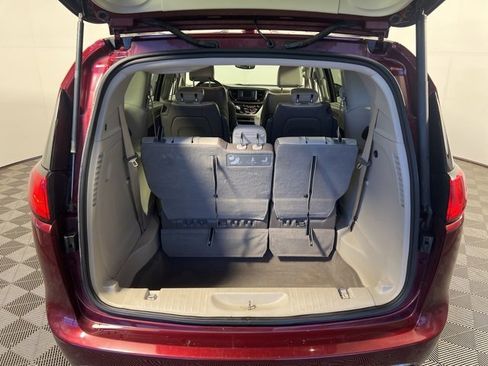 Certified 2017 Chrysler Pacifica Touring-L image 8