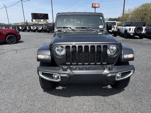 Used 2022 Jeep Gladiator Sport image 2