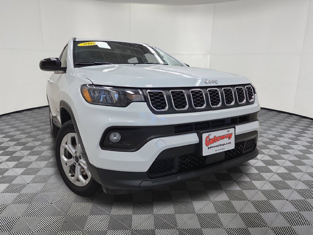 Used 2025 Jeep Compass Latitude AWD/4WD image 2