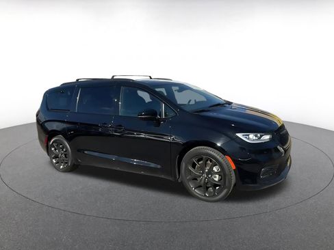 Used 2025 Chrysler Pacifica Limited image 2