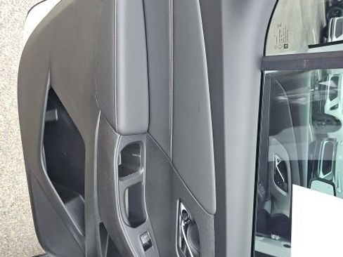 Used 2021 Chevrolet Traverse LT image 34