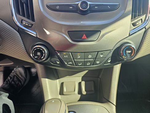 Used 2018 Chevrolet Cruze LT w/ Convenience Package image 22