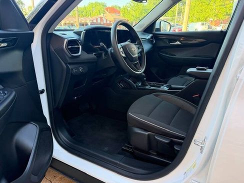 Used 2025 Chevrolet TrailBlazer LT AWD/4WD image 8