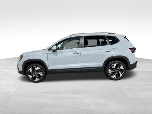 New 2026 Volkswagen Taos SE image 9