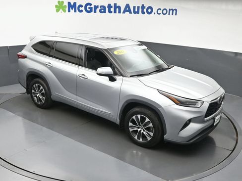 Used 2021 Toyota Highlander XLE AWD/4WD image 3