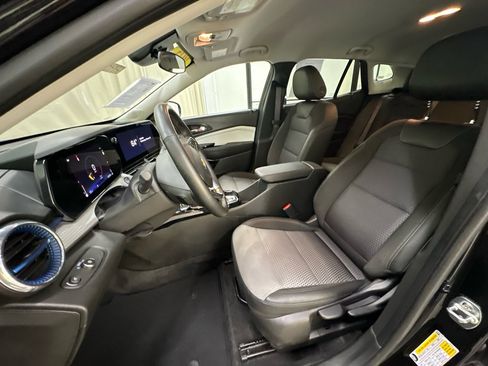 Used 2025 Chevrolet Trax LT w/ LT Convenience Package image 27