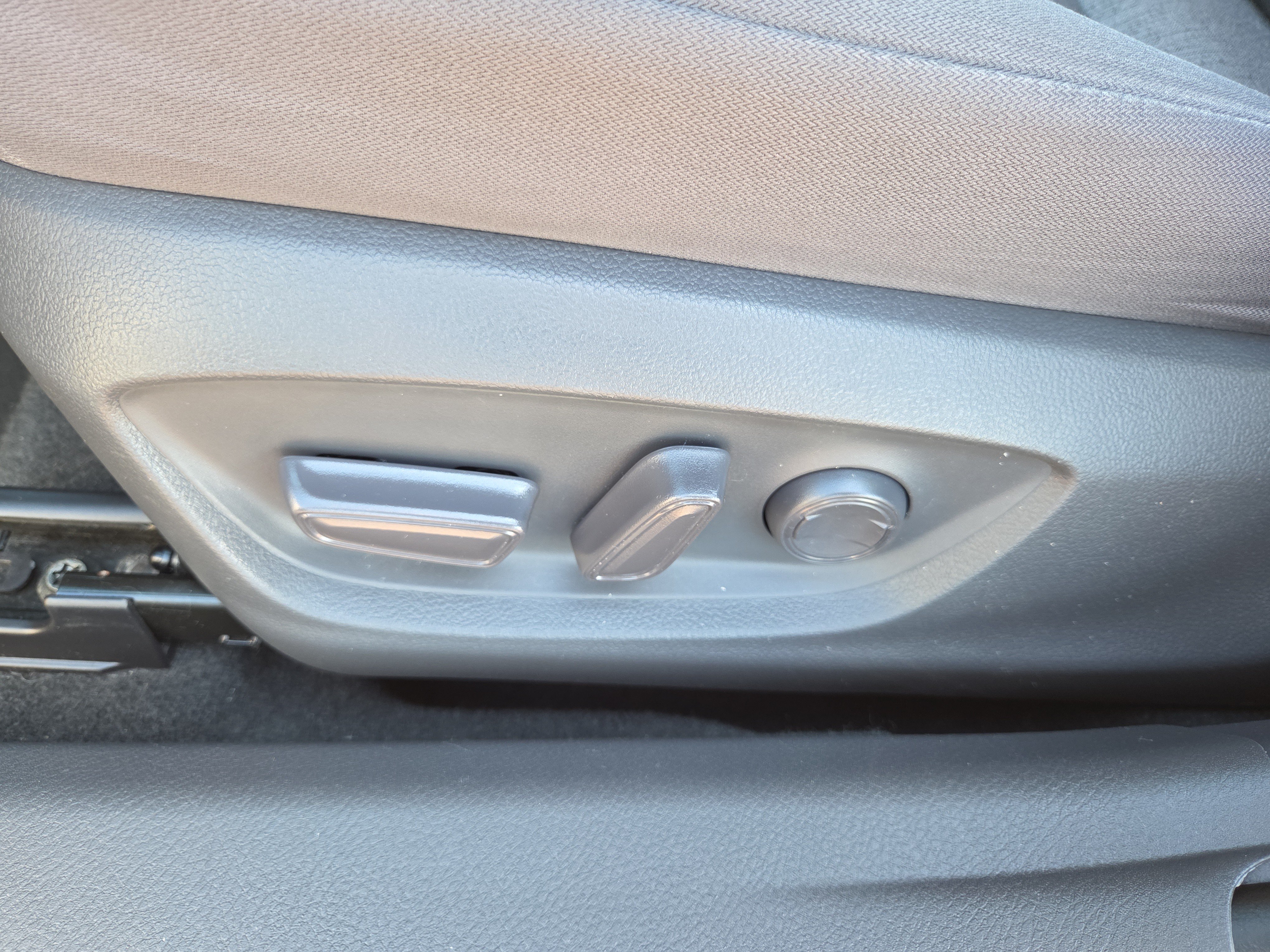 Certified 2020 Toyota Camry LE FWD image 32