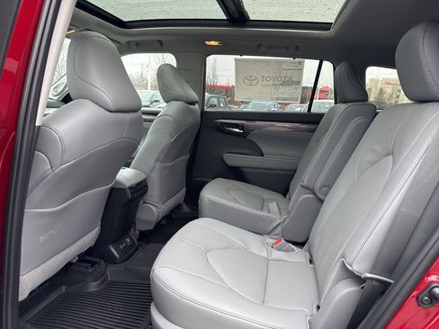 Used 2026 Toyota Highlander Platinum AWD/4WD image 18