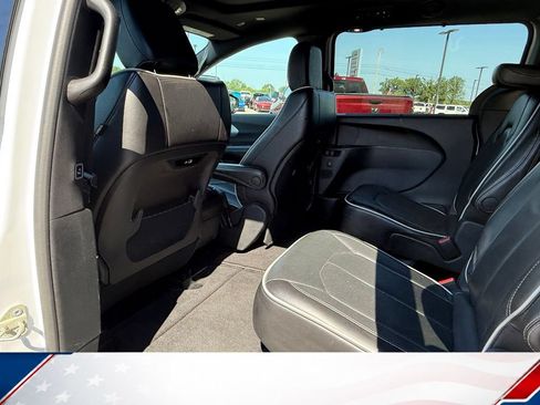 Used 2025 Chrysler Pacifica Limited FWD image 9