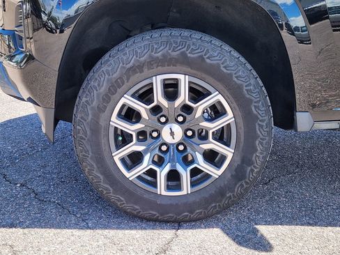 Used 2024 Chevrolet Colorado Z71 w/ Advanced Trailering Package AWD/4WD image 8