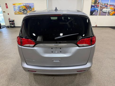 Used 2021 Chrysler Voyager L FWD image 17