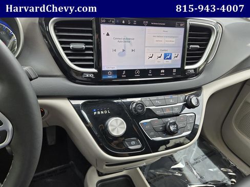 Used 2023 Chrysler Pacifica Touring-L FWD image 8