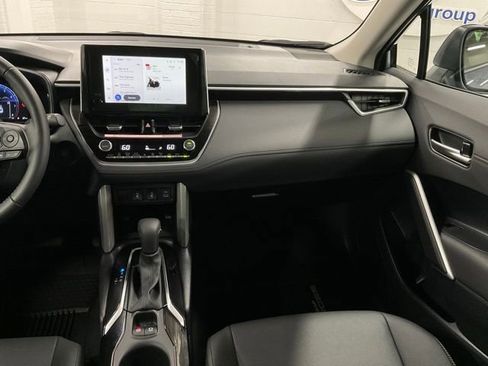 Used 2025 Toyota Corolla Cross XLE w/ Convenience Package image 18