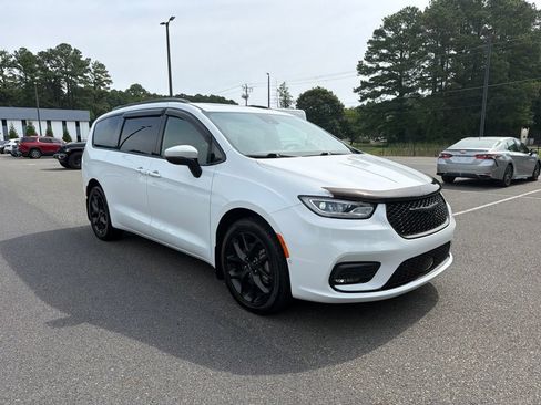 Used 2023 Chrysler Pacifica Touring-L w/ S Appearance Package AWD/4WD image 4
