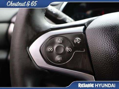 Used 2023 Chevrolet Traverse LT FWD image 28