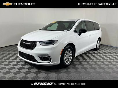 Used 2025 Chrysler Pacifica Select