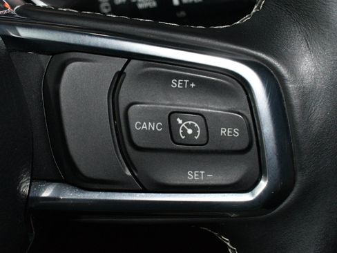 Used 2018 Jeep Wrangler Unlimited Sahara AWD/4WD image 30