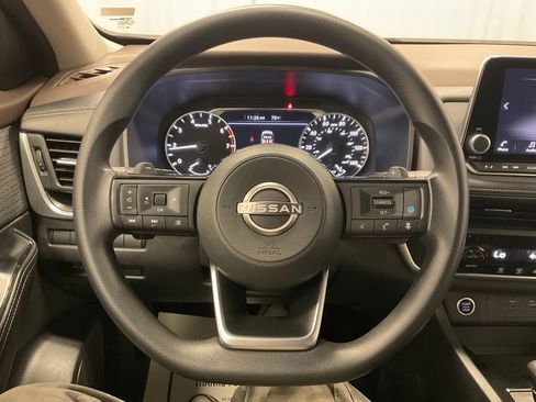 Used 2023 Nissan Rogue SV image 4