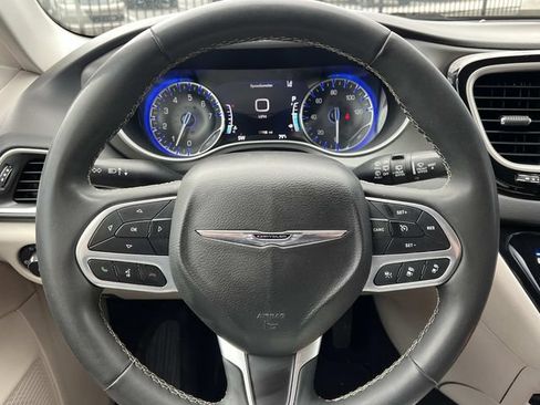 Used 2022 Chrysler Pacifica Touring-L FWD image 20