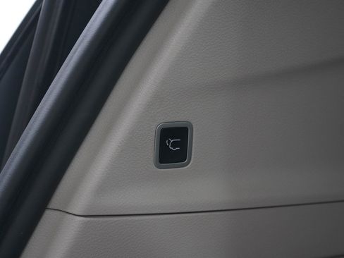 Used 2023 Chrysler Pacifica Touring-L FWD image 19