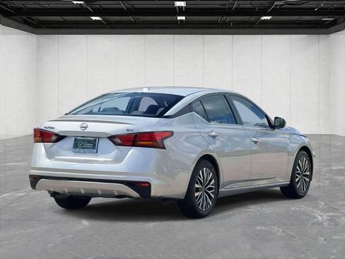 Used 2024 Nissan Altima 2.5 SV FWD image 5