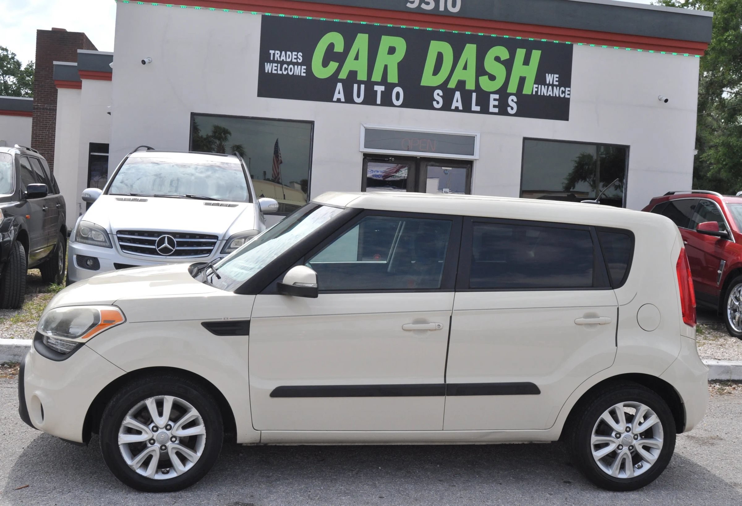 Used 2013 Kia Soul + FWD image 4