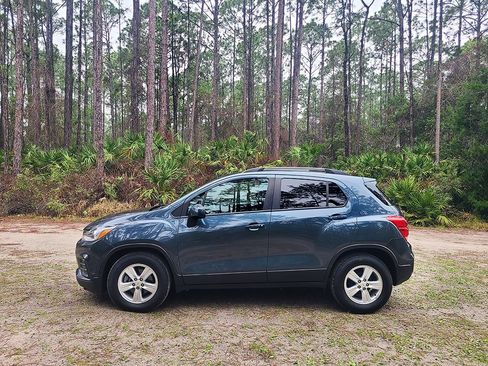 Used 2021 Chevrolet Trax LT w/ LT Convenience Package image 7